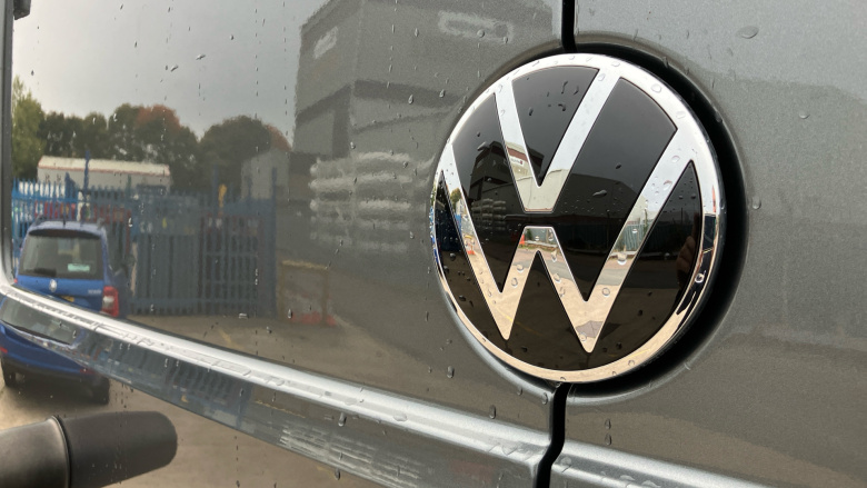 Volkswagen Crafter Cr35 Mwb Diesel Fwd 2.0 TDI 140PS Commerce Plus Low Roof Van